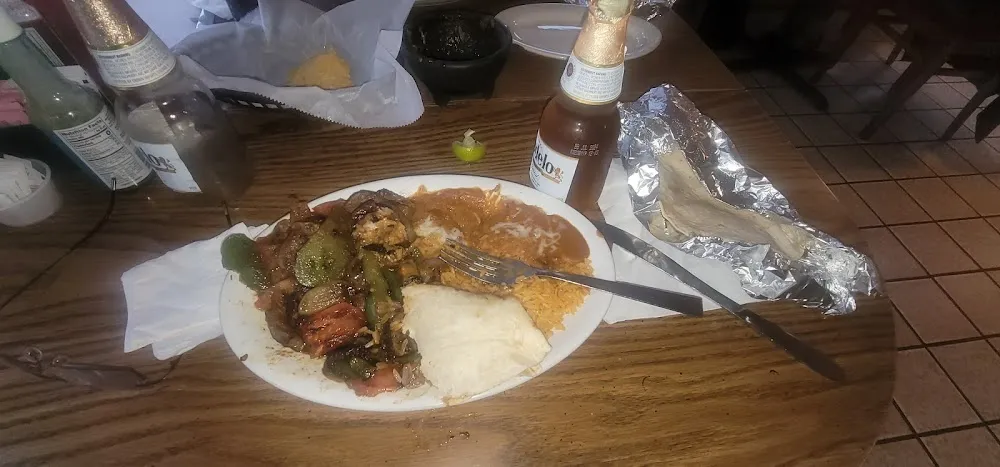 Fajitas De Carne Arroz Y Refried Beans